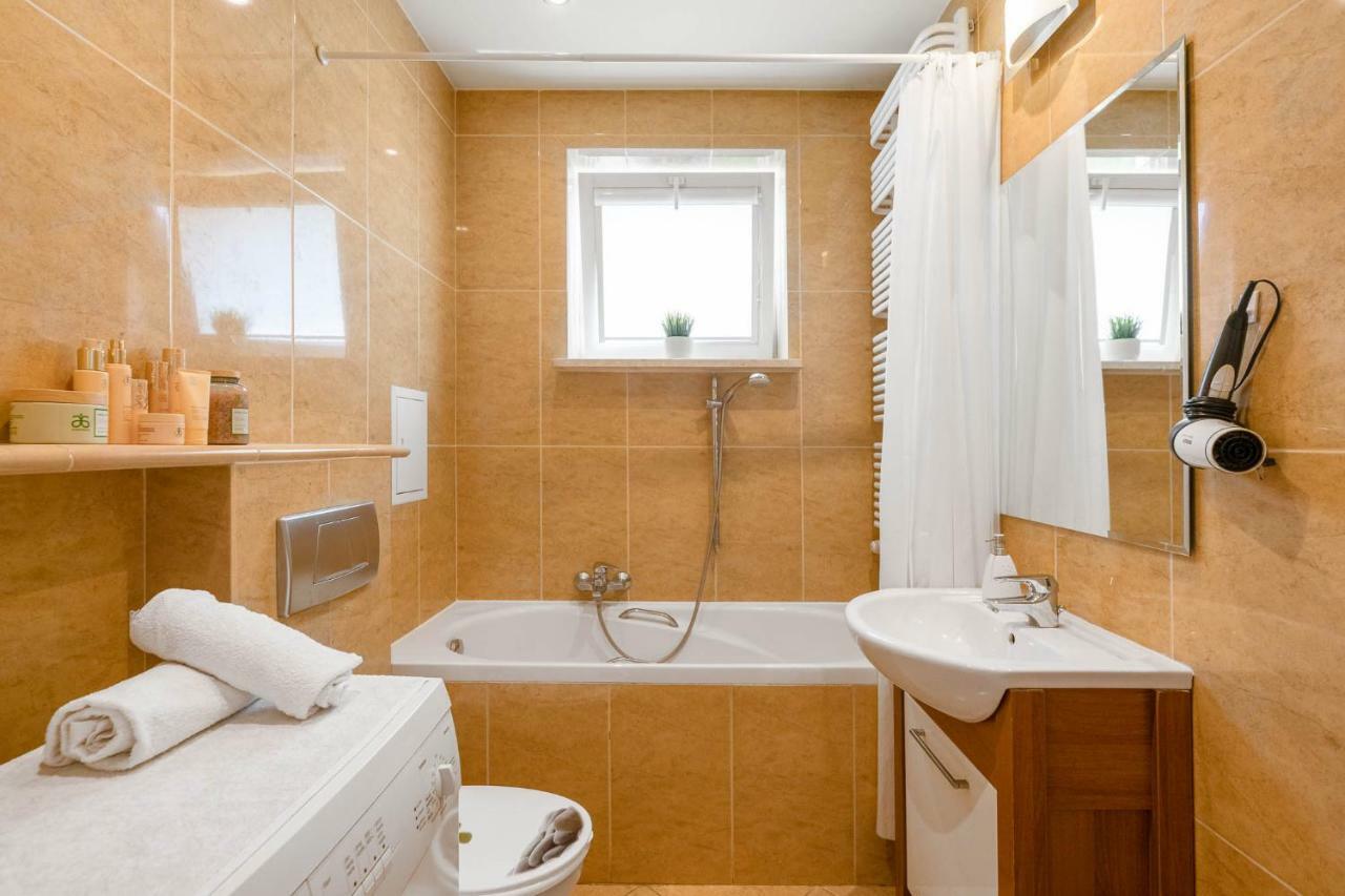 Apartament Goka Like It Appartamento Varsavia Esterno foto